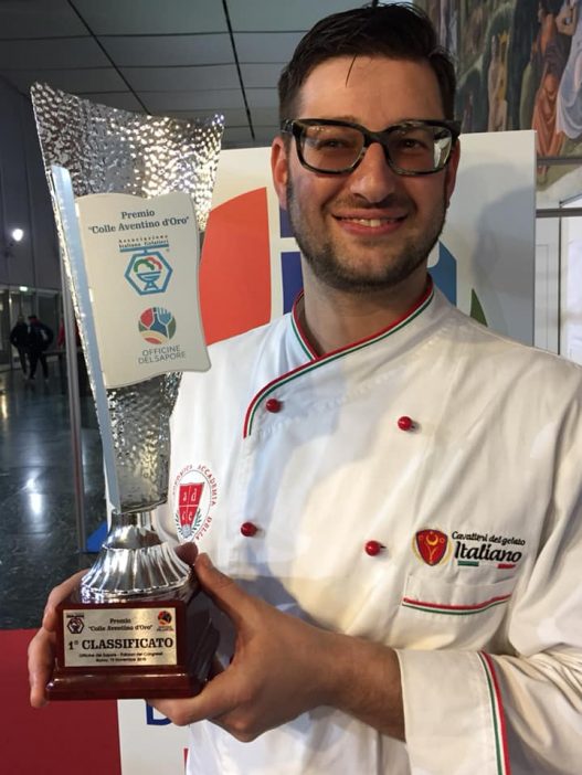 Maestro gelatiere Emanuele Alvaro 1 classificato premio internazionale colle Aventino d oro 2018 gelato nocciola Officine del Sapore Roma